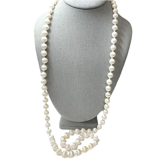 Vtg Sarah Coventry Necklace 36" White Satan Bead Cat's Eye Single Strand Signed - Picture 2 of 9